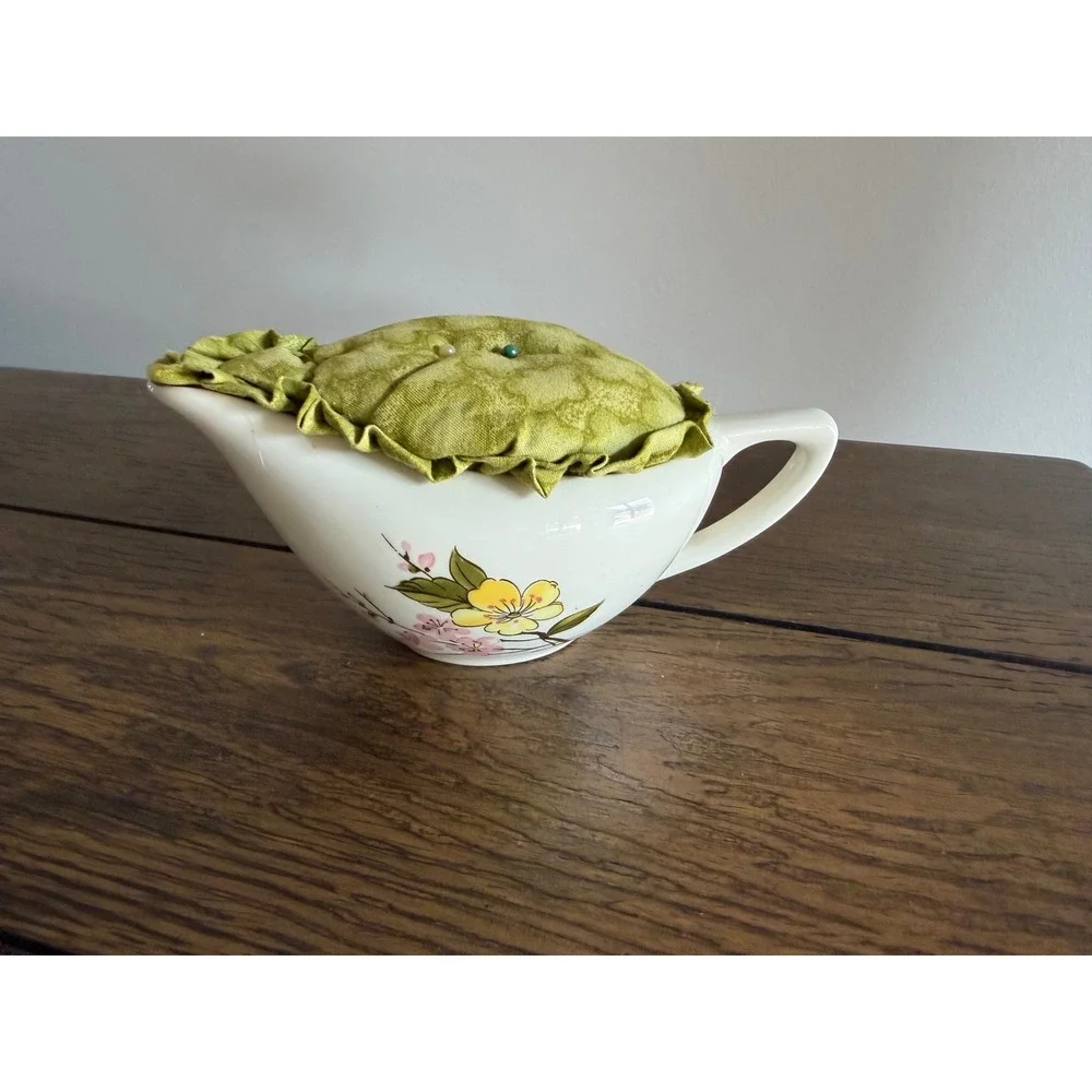 Unbranded vintage pincushion